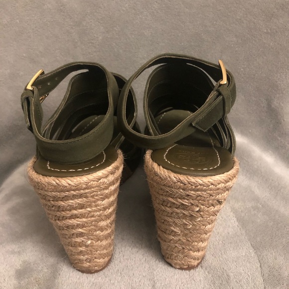 7 1/2 Tory Burch Banana Leaf Bailey Multi-Strap Wedges - Picture 2 of 6